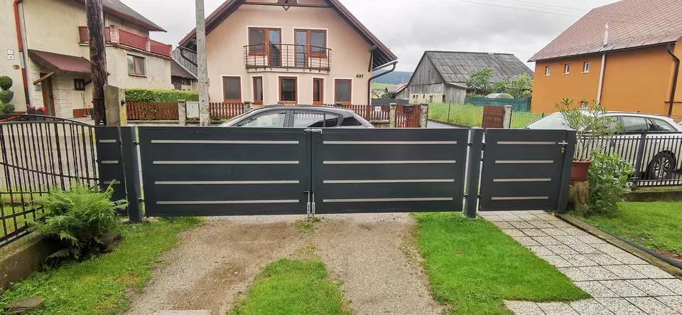 Antracitová brána a bránka pred záhradou