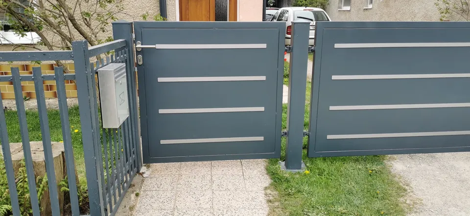 Krídlová brána a bránka so schránkou v antracite