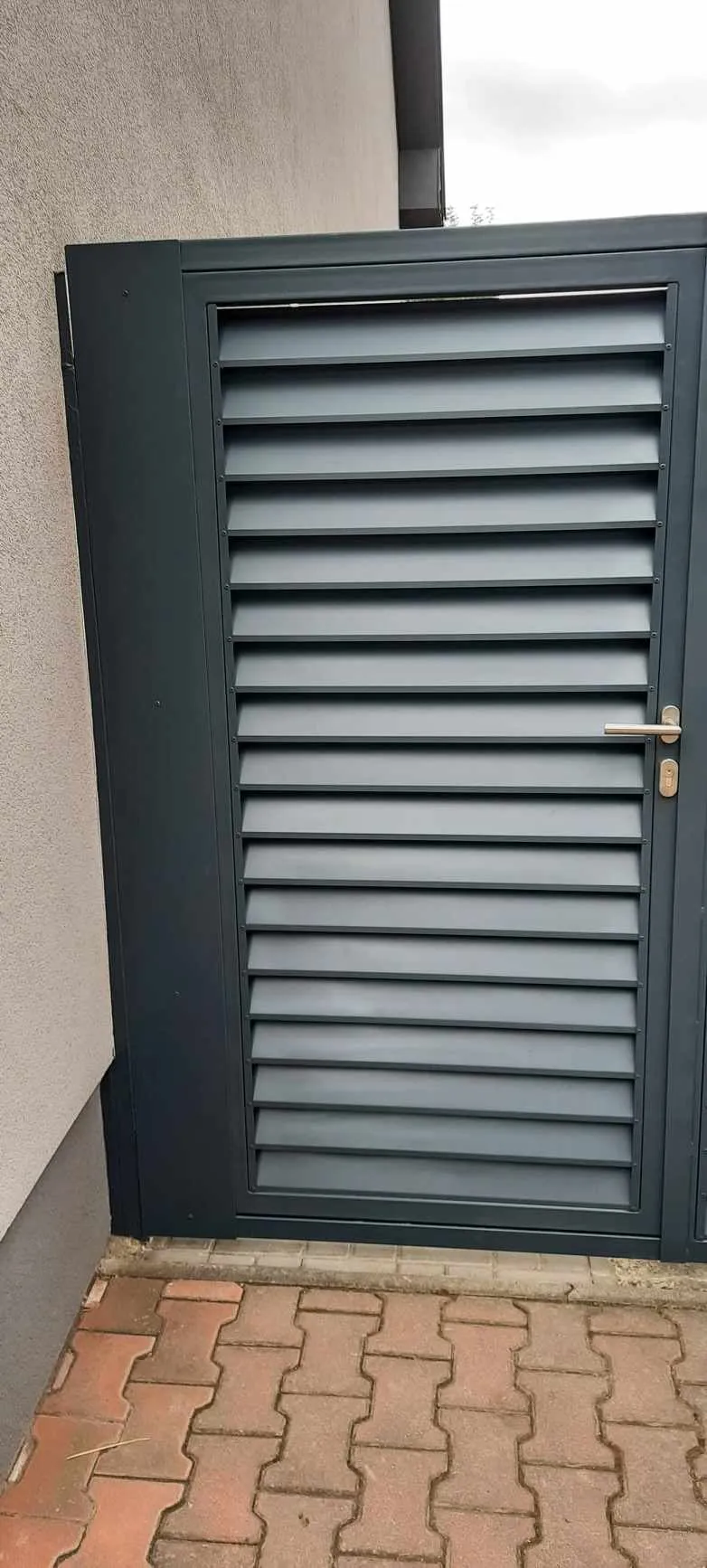 Antracitová žalúziová bránka pri dome